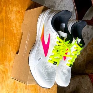 Women’s Launch Brooks shoes